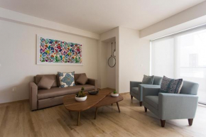 Pool, spa & jacuzzi- 3 bedrooms- close to airport!